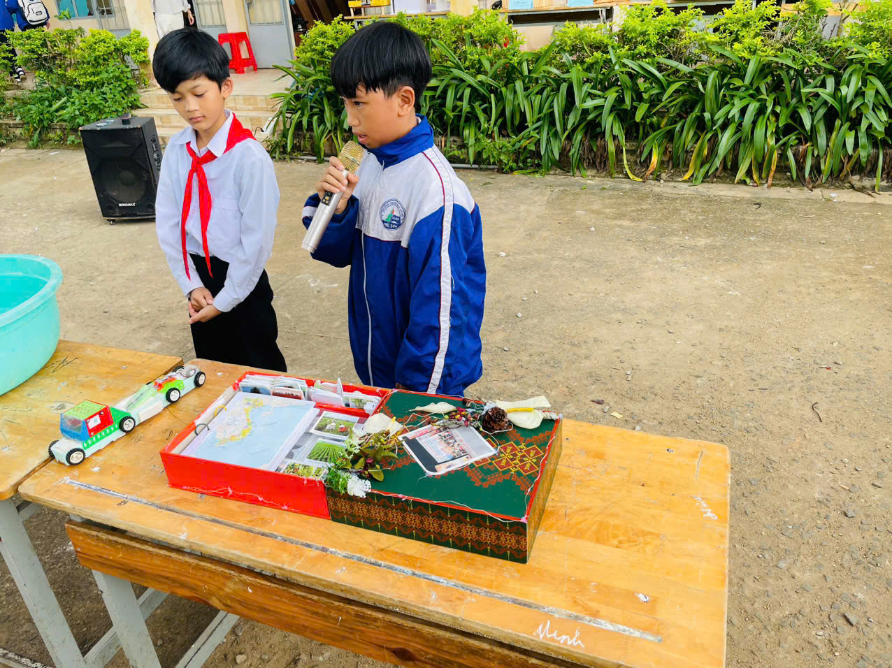 Phần thuyết trình sản phẩm của lớp 7A1: Thuyền máy